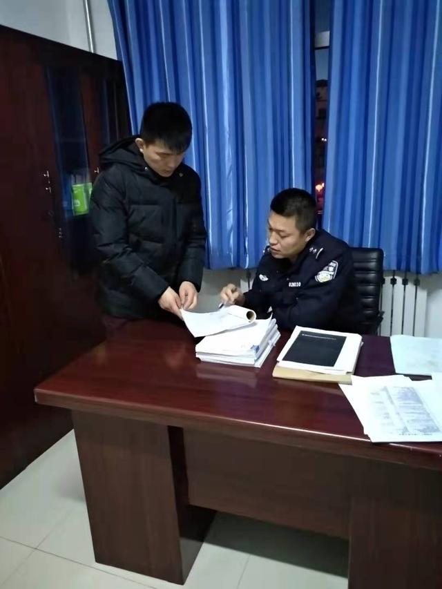 大同杨波：刺骨寒风中，刚刚用脚踩灭了燃烧的炸弹导火索，又火花四溅！万分危急！